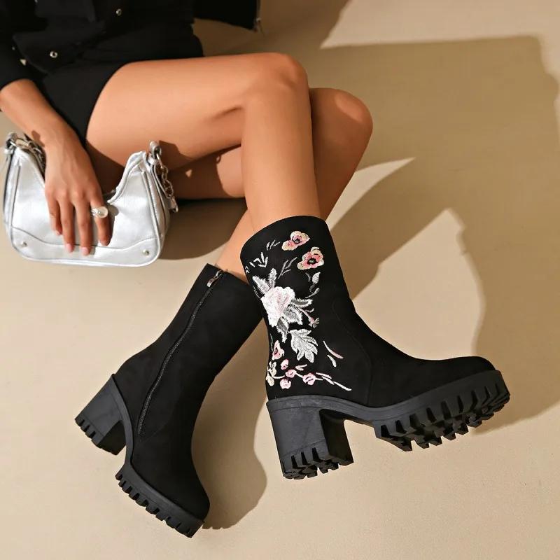 Europäisch-Amerikanische Mittellange Stiefel 2026 Herbst Neu Luxuriös Bestickte Blume Hohe Absätze SCHUHE Mode Quadratischer Absatz Damenstiefel