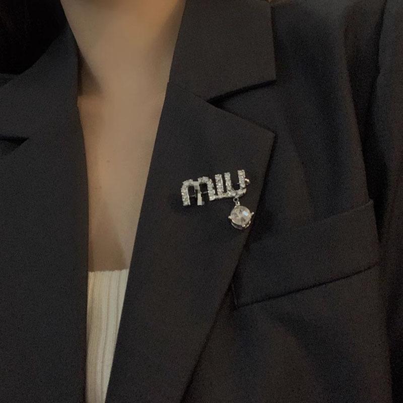Delicate flash diamond letter Miao brooch, high-end female Internet celebrity brooch, anti-light pin buckle, fixed clothes accessories