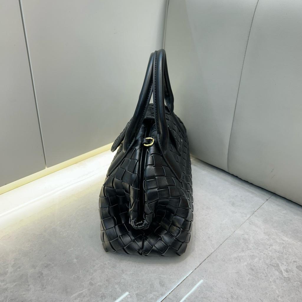 2026 leather cross-border new cloud bag woven portable shoulder crossbody magnetic bowling Boston bag women