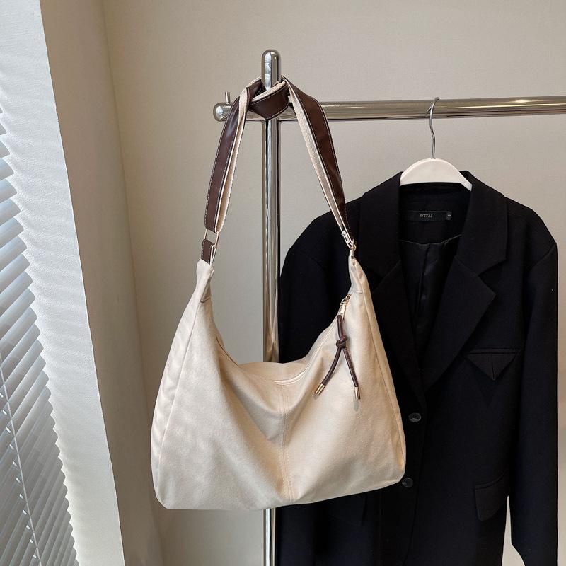 Large capacity retro bag women's 2025 winter new trendy niche design shoulder bag casual tote messenger bag