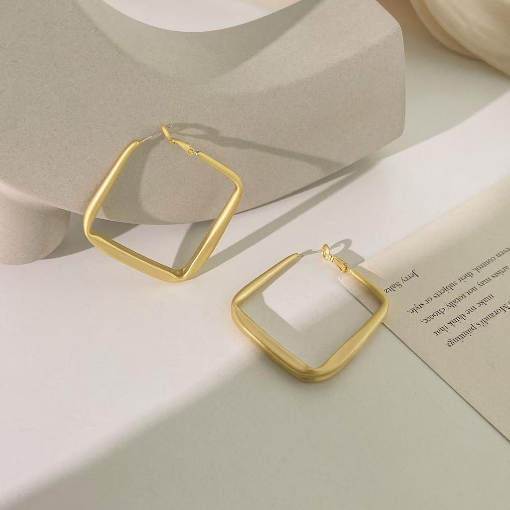 Dumb gold square earrings 1111 new European and American exaggerated stud earrings, high-end sense simple and versatile temperament large earrings