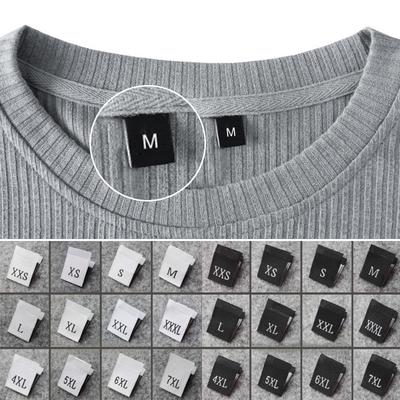 100 Pezzi Etichette Numeriche di Taglia Per Etichette di Taglia per Abbigliamento Etichette Tessute Taglia XS S M L XL 2XL 3XL 4XL Nero Bianco Accessori per Cucito di Abbigliamento