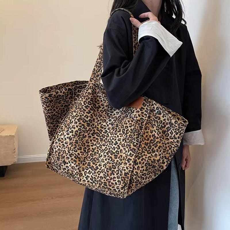 Large Capacity Leopard Print Fashionable Shoulder Bag for Women,simple and Personalized Tote Bag,versatile Shopping Bag Travel B