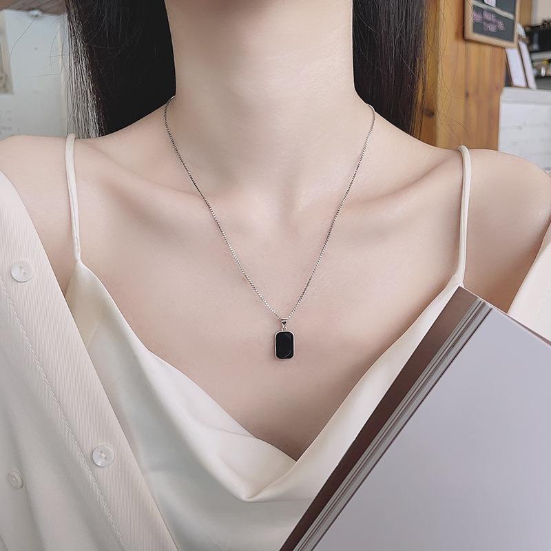 

Серебряная винтажная квадратная цепочка на ключицу с черной эмалью