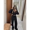 Completo casual da donna in due pezzi: Felpa corta con cappuccio e zip Pantaloni a gamba larga con coulisse