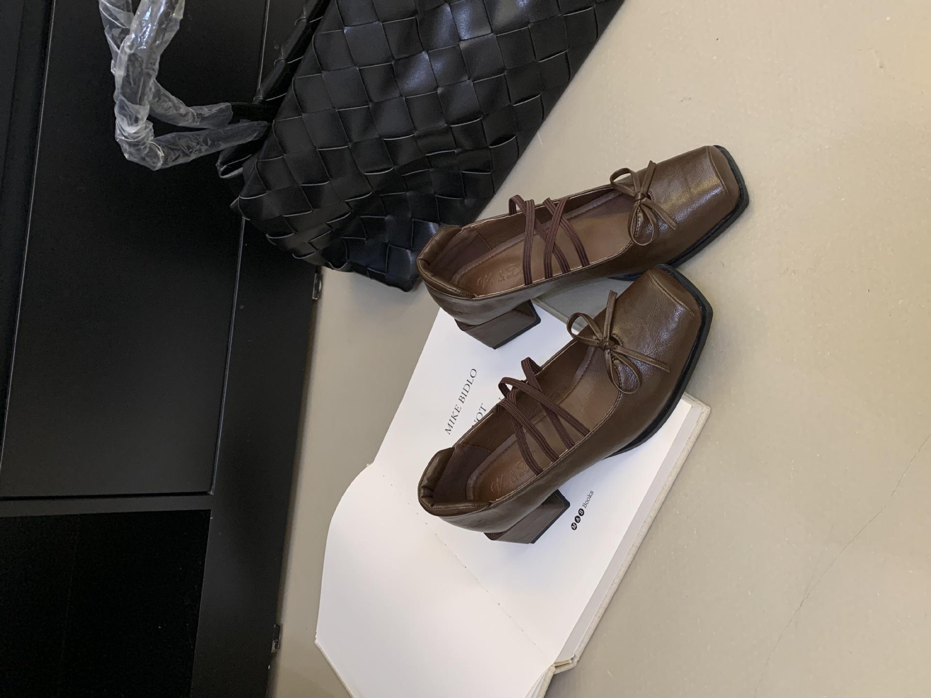 

Французские туфли Мэри Джейн на толстом каблуке с квадратным носком и бантом, маленькие кожаные туфли, новые 2025, повседневные, вечерние, одинарные туфли 39 кофейный