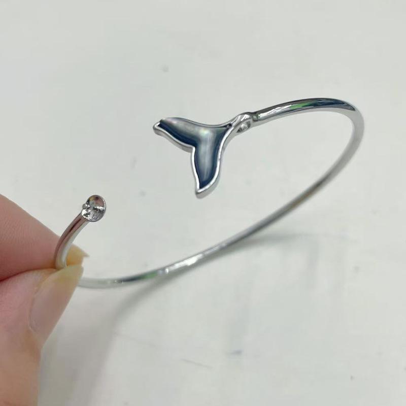 

Открытый браслет из перламутра с 14-каратным золотом - модный аксессуар ручной работы для женщин