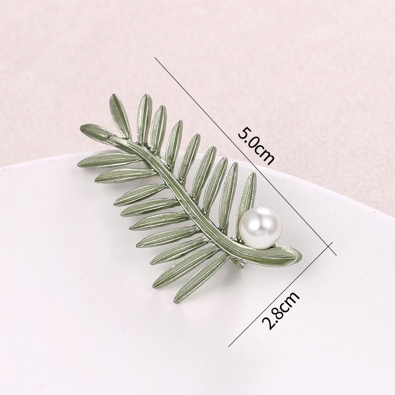 Elegant 3D Leaf & Pearl Brooch - Fashionable Pin for Clothing Accessories