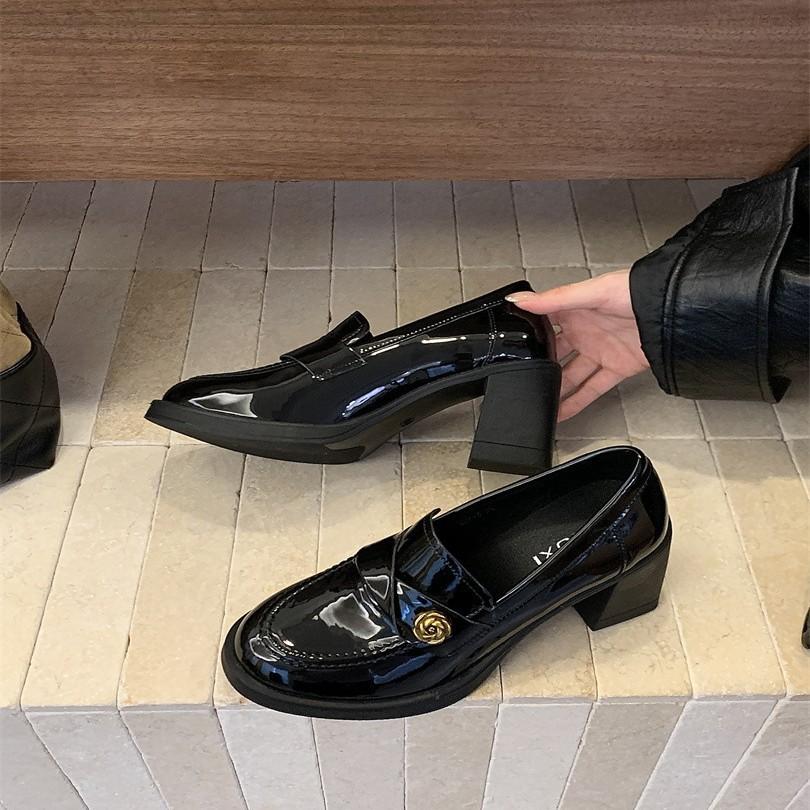 Black small man with heightened platform loafers, high thick heel single shoes, commuting with one foot and small leather shoes.