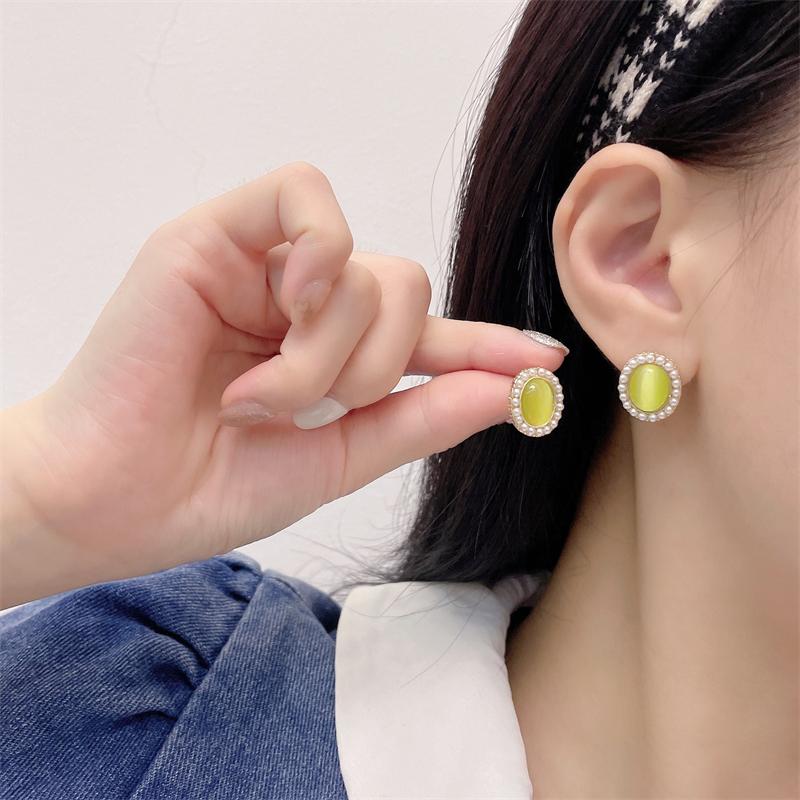 Neue Perle Oval Damen Kleine Ohrringe Hellgrün Acryl Bonbonfarbe Süße Geometrie Winzige Ohrringe für Damen Coole Sachen 2025