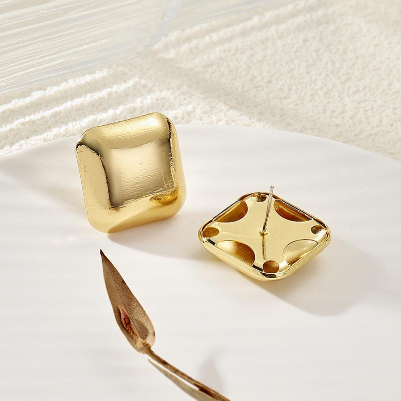 European and American jewelry ins niche design sense heavy industry metal stud earrings fashionable gold light luxury versatile earrings