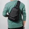 Lässige multifunktionale Brusttasche für Herren, trendige, coole Umhängetasche für Männer mit Kopfhöreranschluss, USB-Aufladung, atmungsaktive und bequeme einzelne Schultertasche