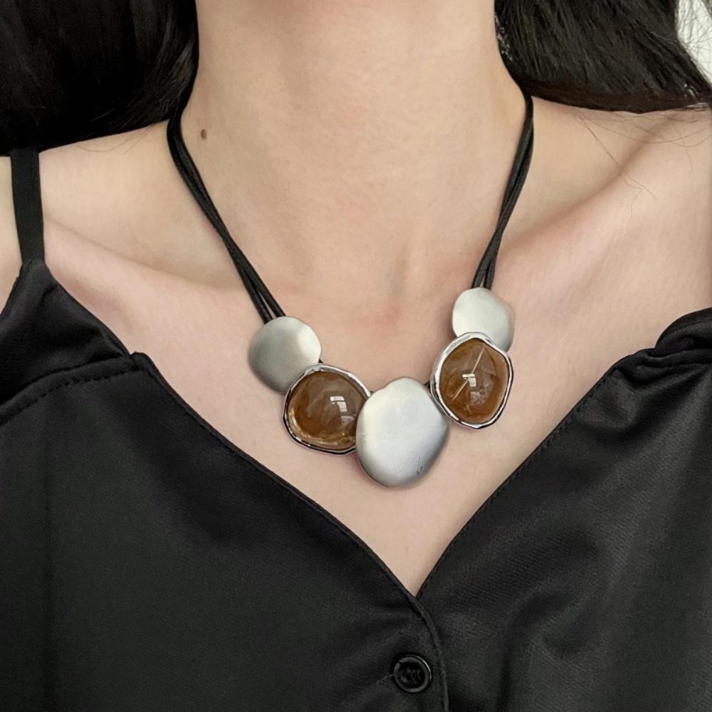 1 Piece Resin Alloy Geometric Leather Cord Clavicle Chain, Niche Personality Style, Suitable for Daily Wear / Party Accessories