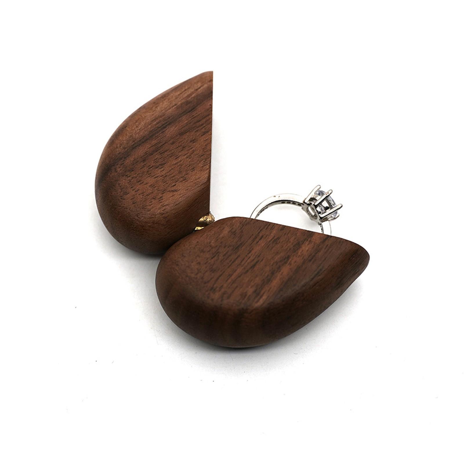 

Черная ореховая деревянная шкатулка для колец Love, шкатулка для помолвочных колец, шкатулка для украшений из цельного дерева, гравированная ручная работа One Size