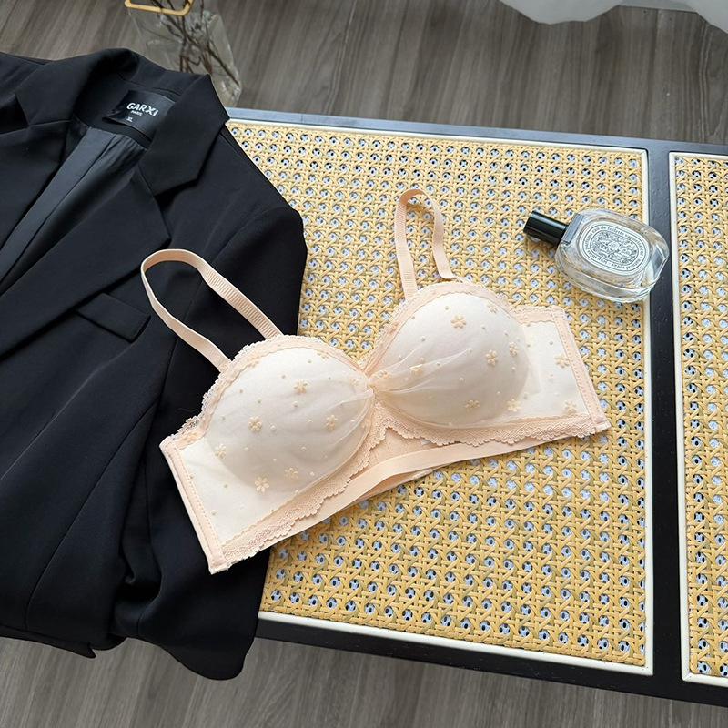 Lace small breasts gather and show a large half cup of underwear for women's flat breasts. The upper cup is supported to prevent sagging