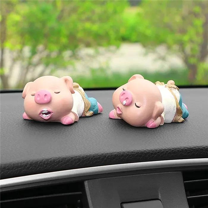 2PCS/Set Car Ornaments Resin Pig Couple Cute Doll Figure Interior Dashboard Decor Toys Automobiles Decoration Accessories Gifts