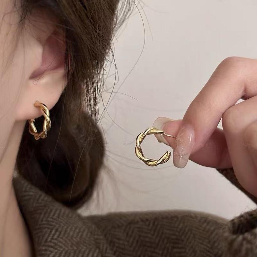 Women's Luxury Textured Metal Hoop Earrings - Versatile Niche Design