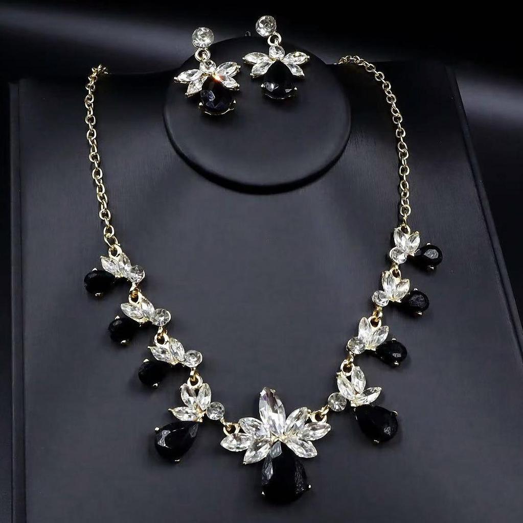 Emerald Green Geometric Necklace & Earring Set with Temperament Ear Hooks and Trendy Clavicle Chain.