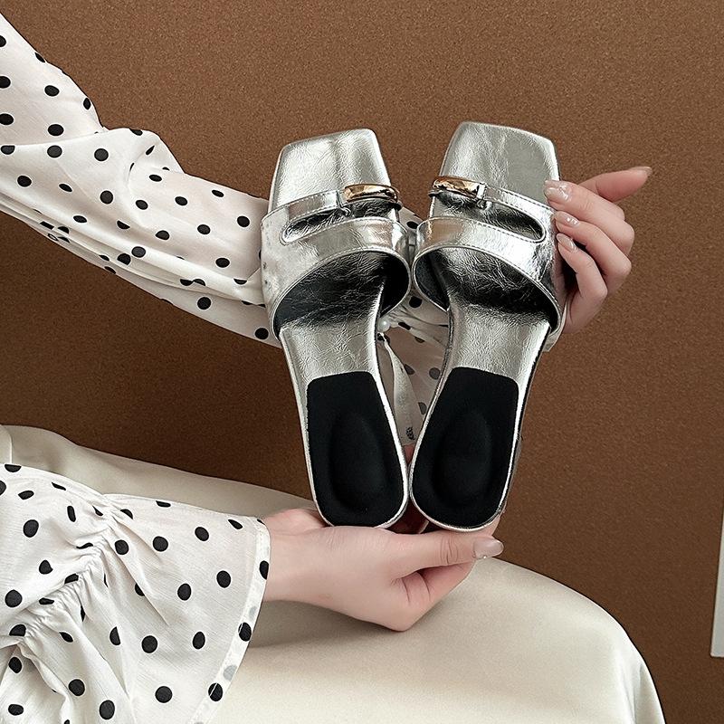 French retro versatile lightweight square head metal buckle high-end open-toed sandals women wear versatile flat-bottomed cool slippers