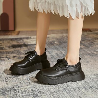 Modne czarne małe skórzane buty Japońska moda damska Gruba podeszwa Gruba podeszwa Retro mokasyny Okrągły nosek Pojedyncze buty Niszowy projekt