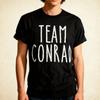 Team Conrad Retro Blumenmuster Text T-Shirt