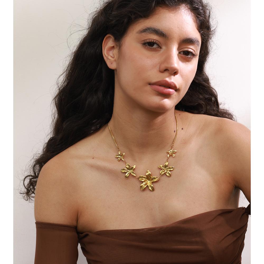 Yhpup Popolare Collana con Ciondolo a Fiore in Acciaio Inossidabile Catena Metallo Resistente all'Appannamento Moda Collare Gioielli Placcato PVD Impermeabile