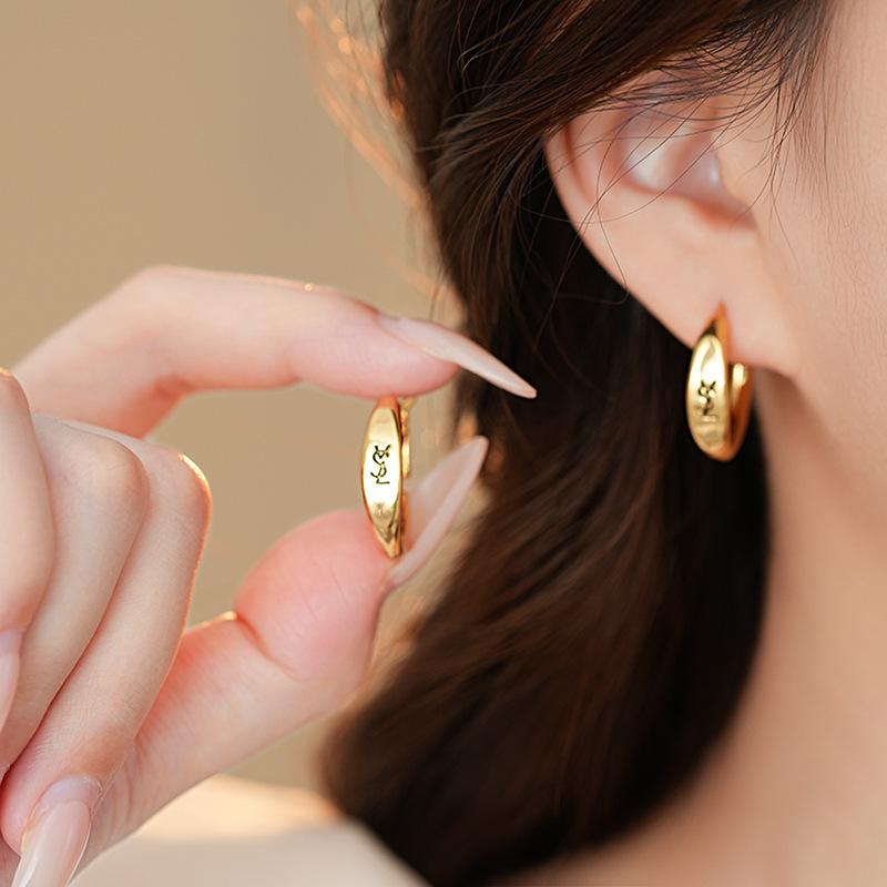 Real gold electroplated retro letter geometric circle silver needle earrings European and American simple niche earrings