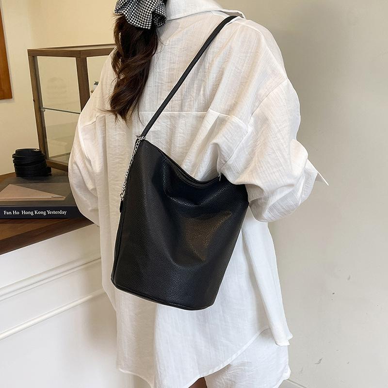 Commuter Tote Bag Women's Versatile 2025 New Fashionable Large-capacity Bucket Messenger Bag Premium Shoulder Underarm Bag