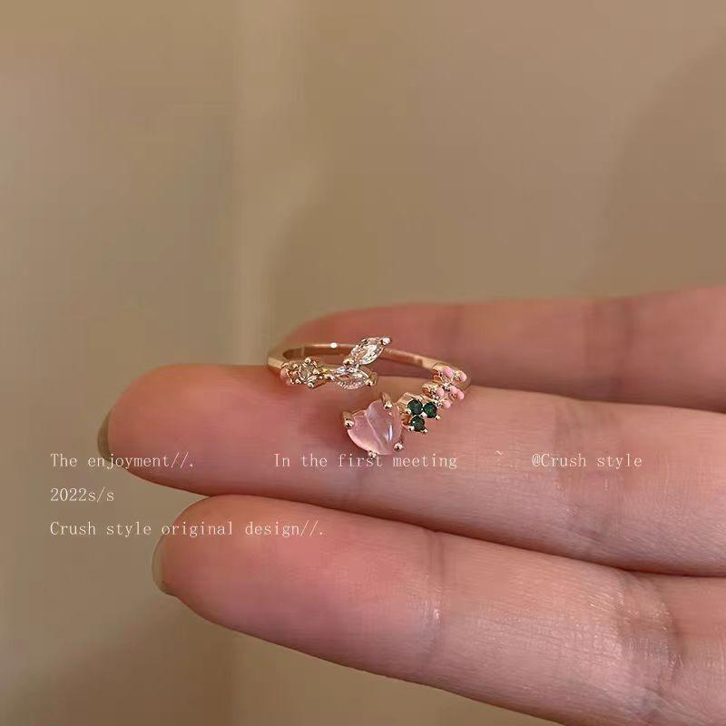 

Small Cube-shaped Ring for Women, High-end Style Simple Ring for Women, Ring for The Little Finger with Water Droplet-shaped Diamonds. Single-layer ring