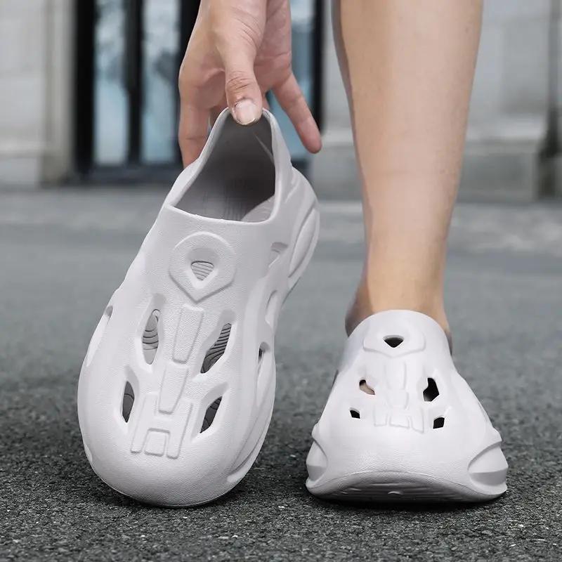 Fashion Hole Shoes for Men Odorproof Daily Use Barefoot 39 Stylish Japanese New Fashion Design 2025 Casual Non-slip Adult Man Sandals