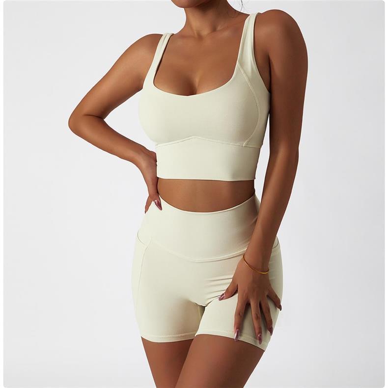 Women's Alo Yoga Fitness Shorts - Quick-Drying, Butt-Lifting, Three-Quarter Length for Running, Cycling, and Yoga.