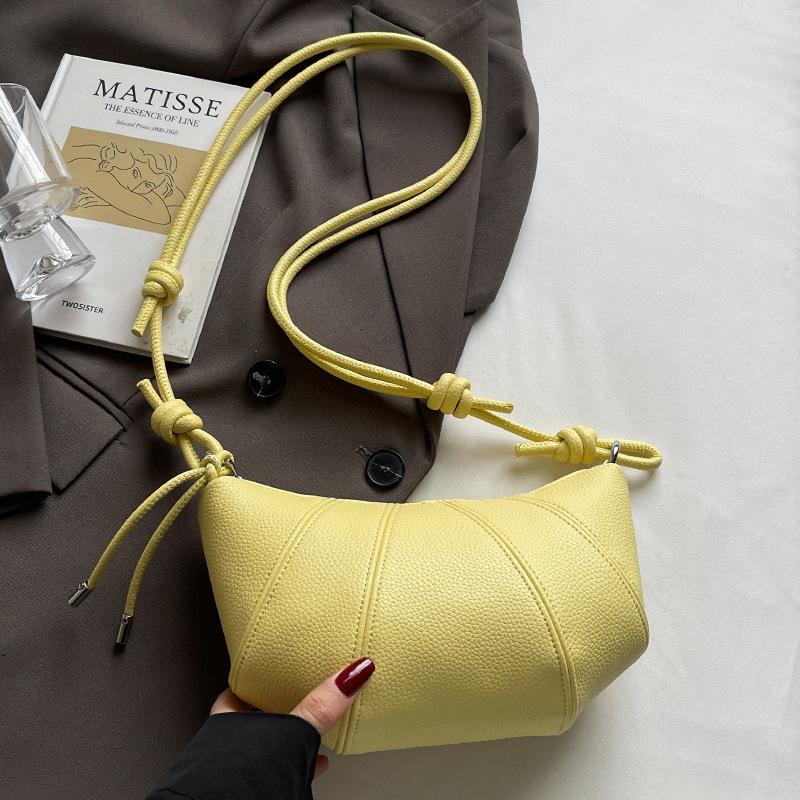 Fashion and leisure Korean version of simple wind horn bag commuting versatile niche design high-end messenger bag woman