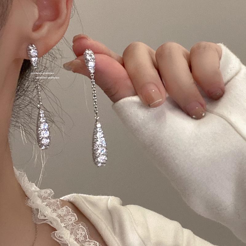 Exquisite Zircon Tassel Earrings: Sparkly, Versatile, Minimalist Design with Light Luxury Appeal.