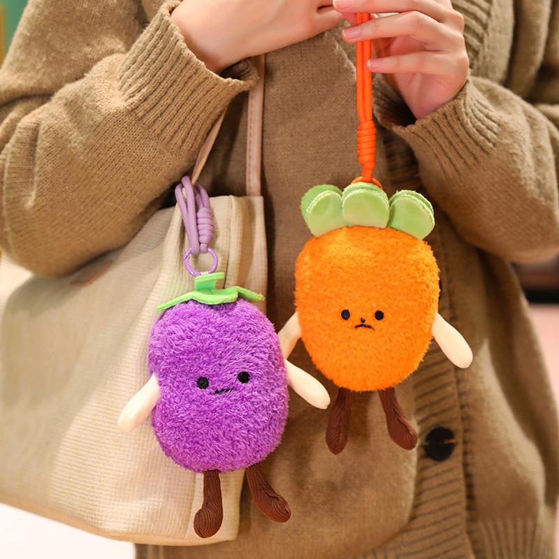 Pendentif Peluche Légume 16cm Peluche Humanoïde Aubergine Carotte Pomme de Terre Porte-clés Décor Peluche pour Sac Cadeau