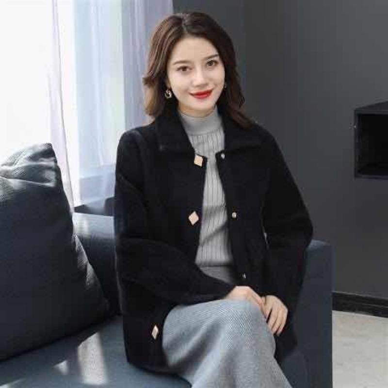 

Осенне-зимняя корейская версия утолщенной женской короткой куртки из искусственного норкового бархата, свободного свитера, женского вязаного кардигана M чёрный