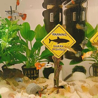 Aquarium-Dekoration, Ornament, Cartoon-Harz, künstlicher Hai, Warnschild, Landschaftsbau-Zubehör für den Aquarium-Aquarium-Hintergrund