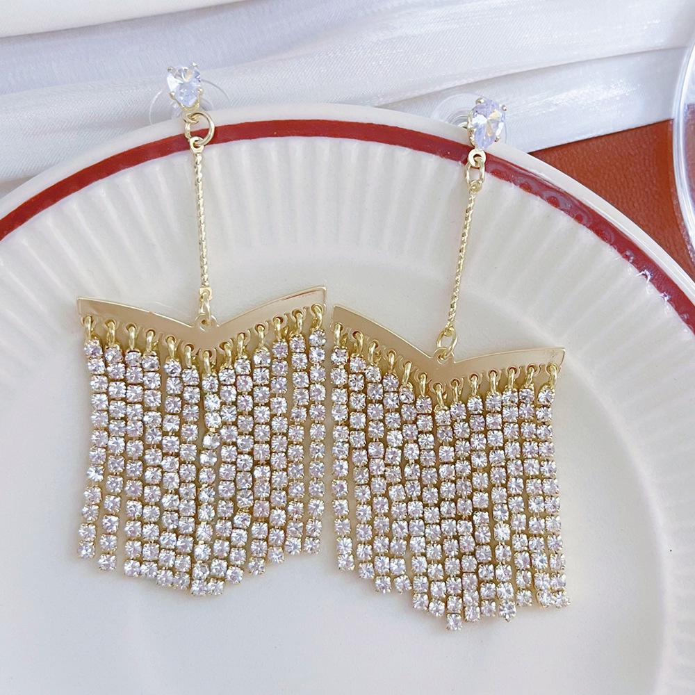 High-End Heart Tassel Earrings: Slimming, Long Dangle for Round Faces - Luxurious and Niche Design