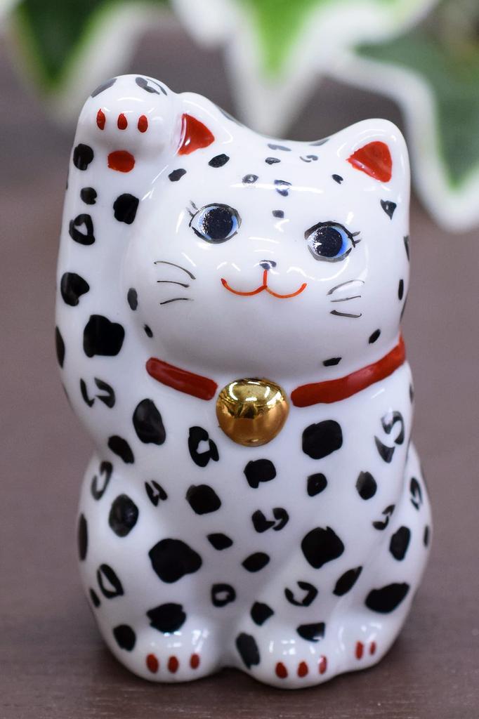 Stylish Kutani Ware Figurine by Waza No Kura: Right-Handed Maneki-Neko Leopard Print. Perfect for Feng Shui, a Perfect Gift for a Store Opening.