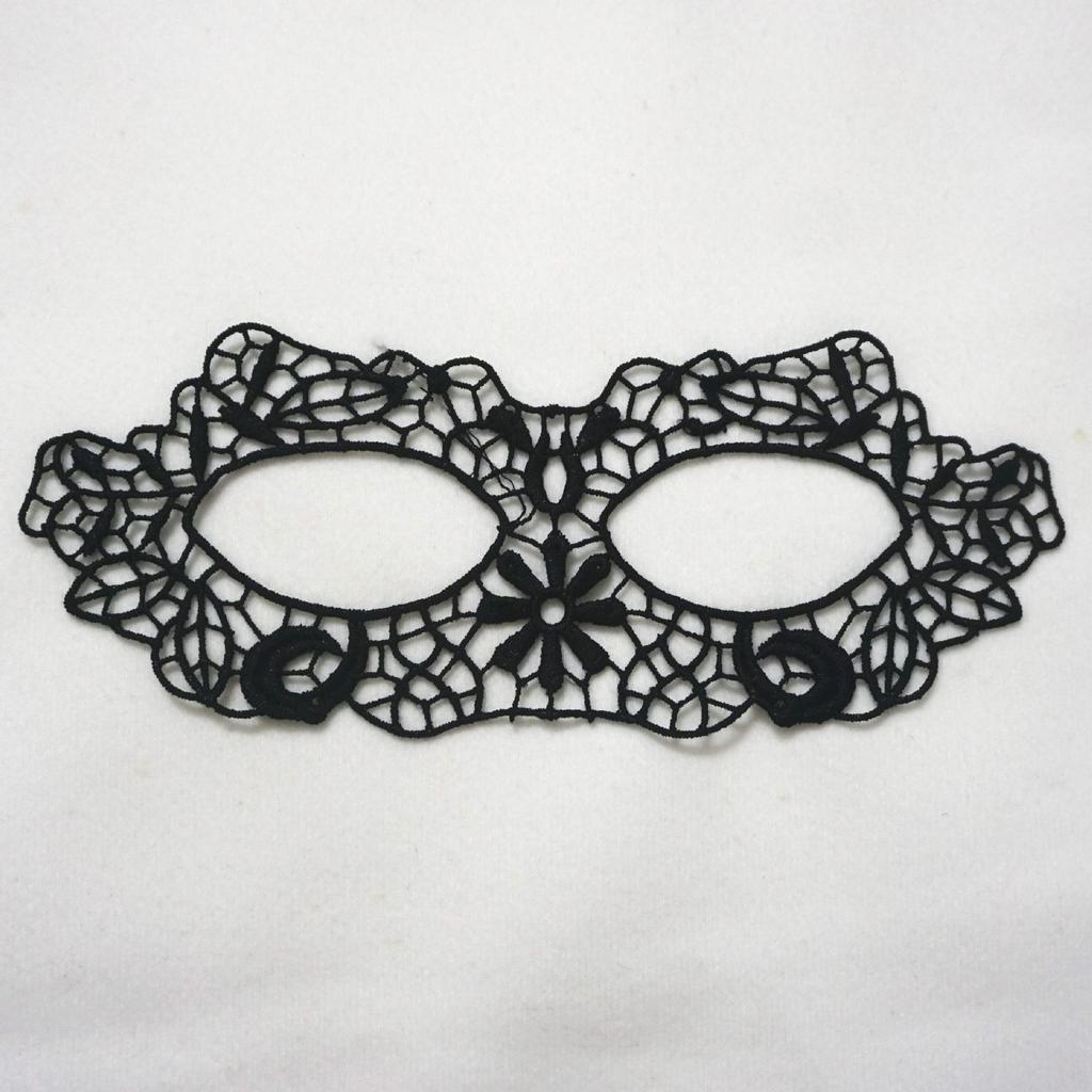 Černá krajková královská oční maska na Halloween nebo kostýmové večírky