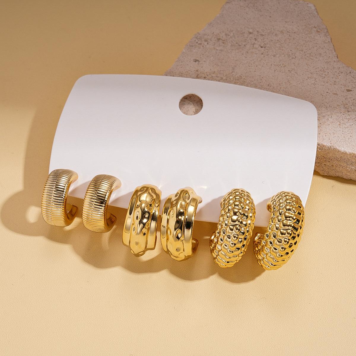 Шесть пар акриловых текстурированных геометрических круглых серебристых серег-гвоздиков в форме буквы С универсальные серьги