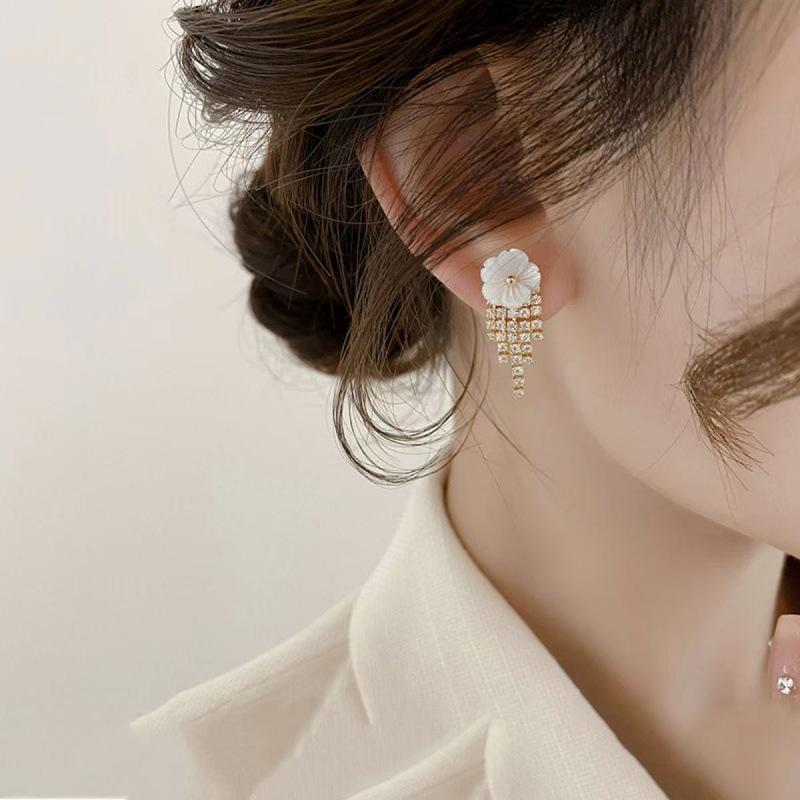 Stylish Sweet Fringed White Flower Earrings Women's Niche Design Sense Versatile Stud Earrings Exquisite Trendy Earrings