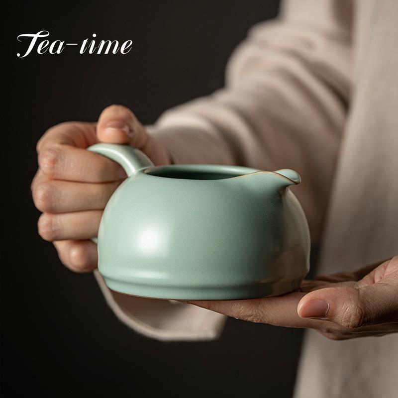 

250ml Retro Ru Kiln Ceramic Fair Cup Handmade Azure Porcelain Tea Pitcher Kung Fu Tea Justice Cup with Handle Tea Divider Gifts 12.8x5cm 250ml