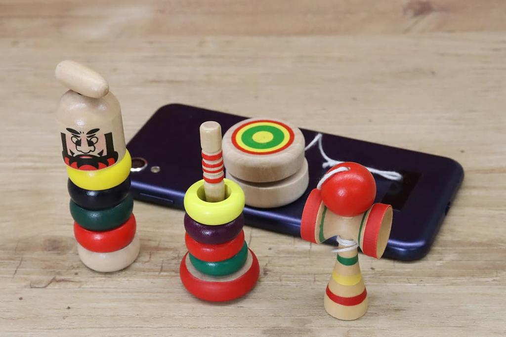 Miniaturní japonská tradiční dřevěná hračka Sada 4 kusů Darumy a (1 Wanage, Kendama, Otoshi, Yo-yo)