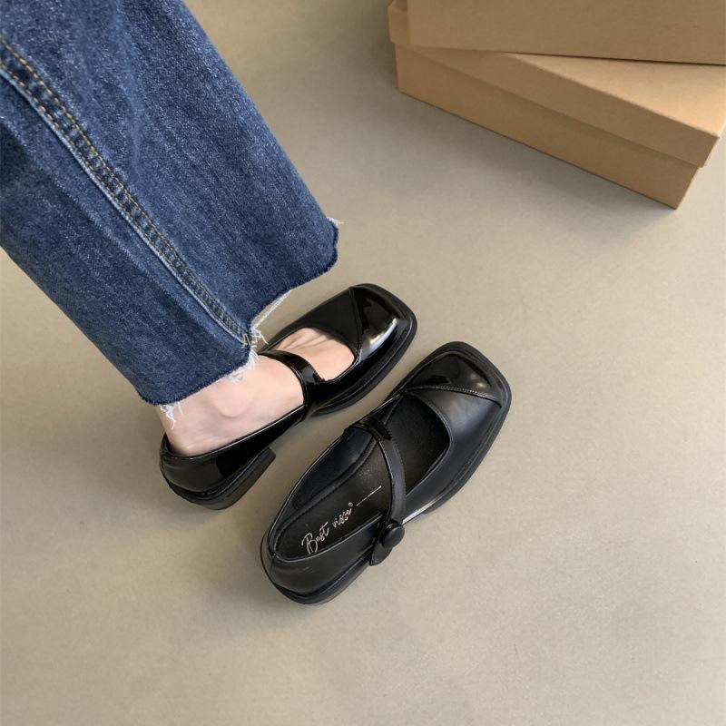 2025 spring and autumn new French evening breeze square head shallow mouth single shoes gentle fairy thick heel Mary Jane small leather shoes