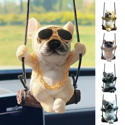Schaukel Bulldog Hängendes Ornament Auto Rückspiegel Realistische Hund Hängende Dekoration Harz Tier Figur Anhänger Auto Innen Zubehör