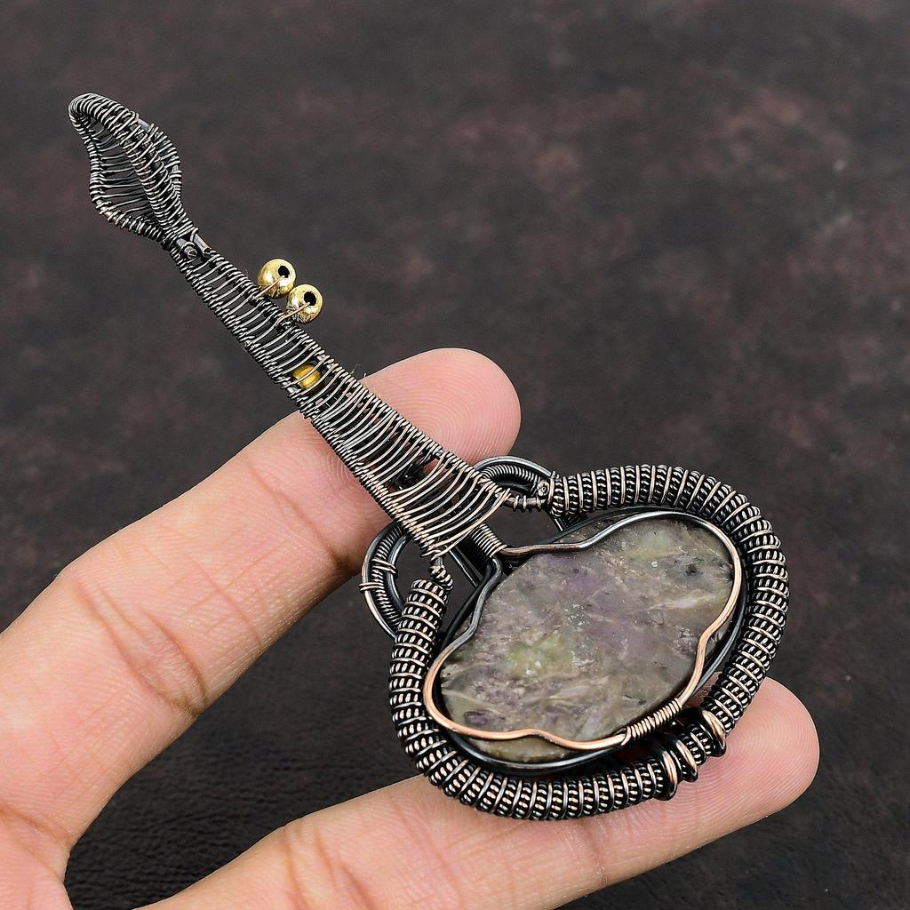 Colgante de Charoíta Colgante Envuelto en Alambre de Cobre Joyería Hecha a Mano Colgante de Piedra Preciosa Joyería Envuelta en Alambre de Cobre Colgante de Guitarra Regalo Especial para Mujer