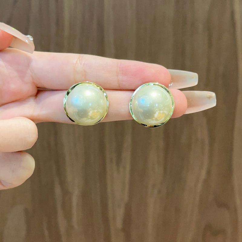 Elegant Pearl Stud Earrings for Women , Simple and Versatile Fashion Jewelry , Gold Tone Alloy , Daily Wear