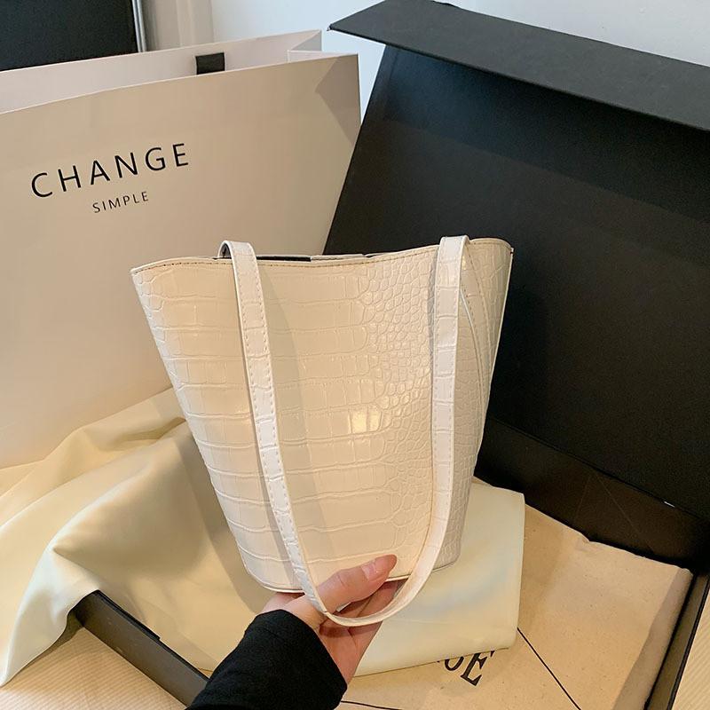 Stylish Large Capacity Women's Handbag 2023 Trendy Fashionable Commuter Bucket Bag