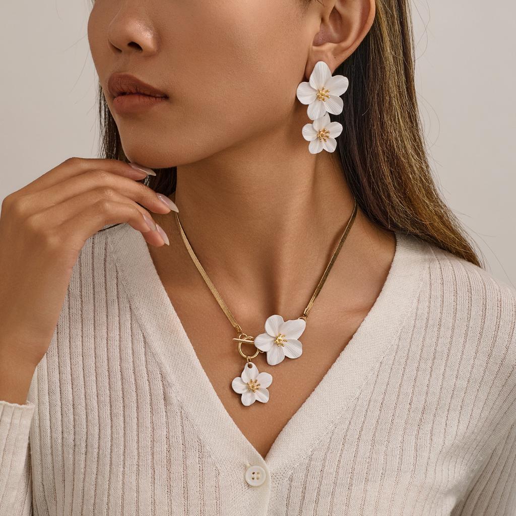 Fashionable and Elegant Flower Pendant Necklace and Earrings Jewelry Set Suitable for Women's Daily Gatherings  Parties  Holiday Travel  and As a Gift