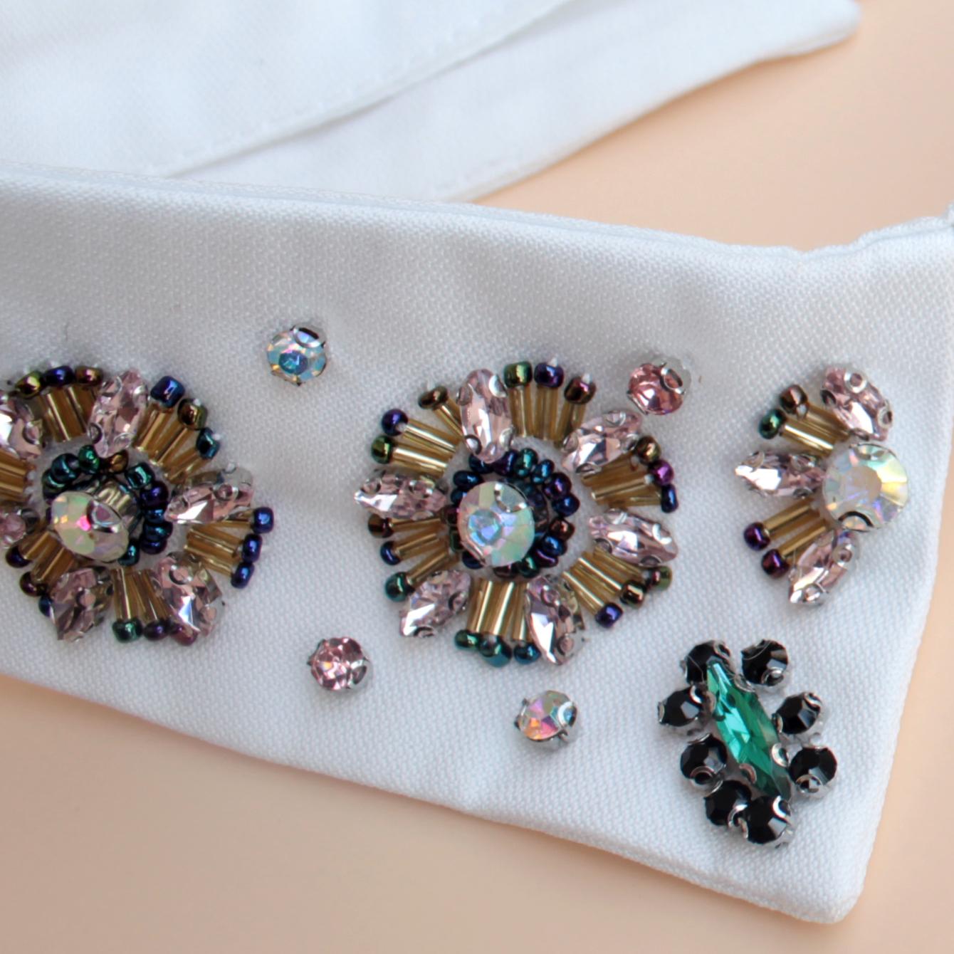 

Воротник рубашки, инкрустированный роскошными цветными драгоценными камнями. Высококлассное цветное украшение-ложный воротник с благородным темпераментом! Ложь